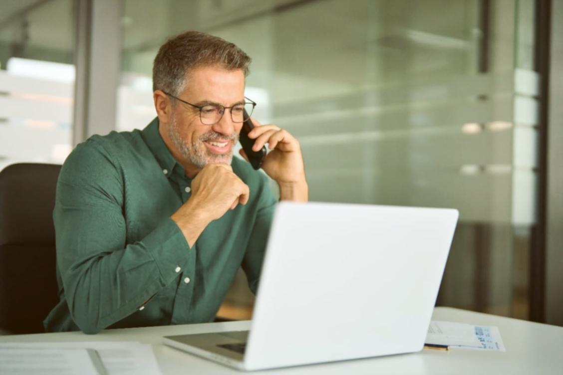 Kreative Arbeitsatmosphäre während eines Workshops