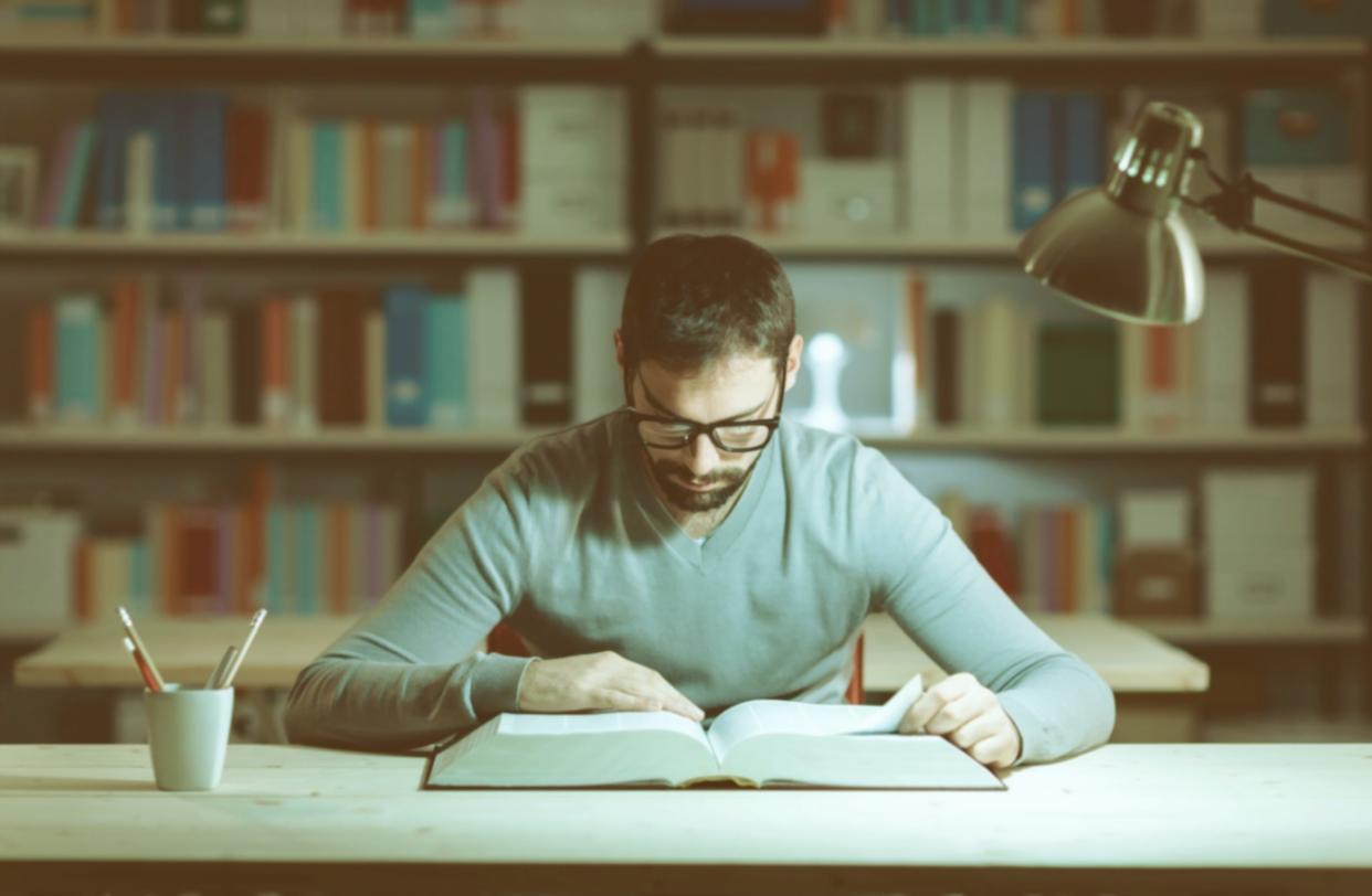 Detailansicht eines Schnittplatz-Setups mit professioneller Farbkorrektur